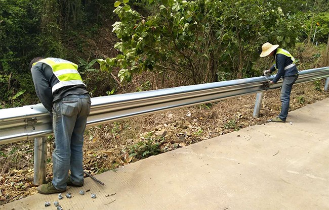 双鸭山高速公路护栏的定期维护与保养