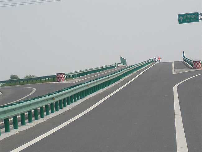 双鸭山高速公路护栏的材质与规格