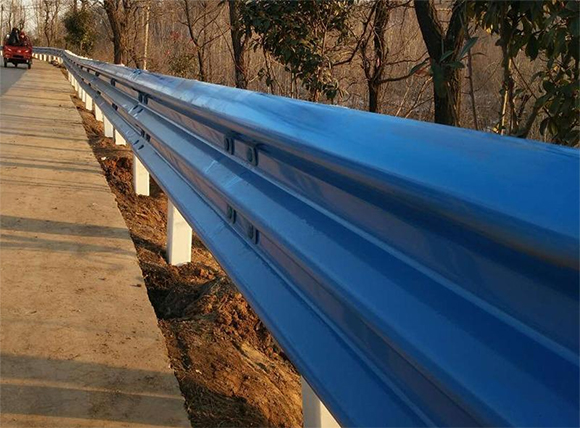 双鸭山公路波形护栏板的优点